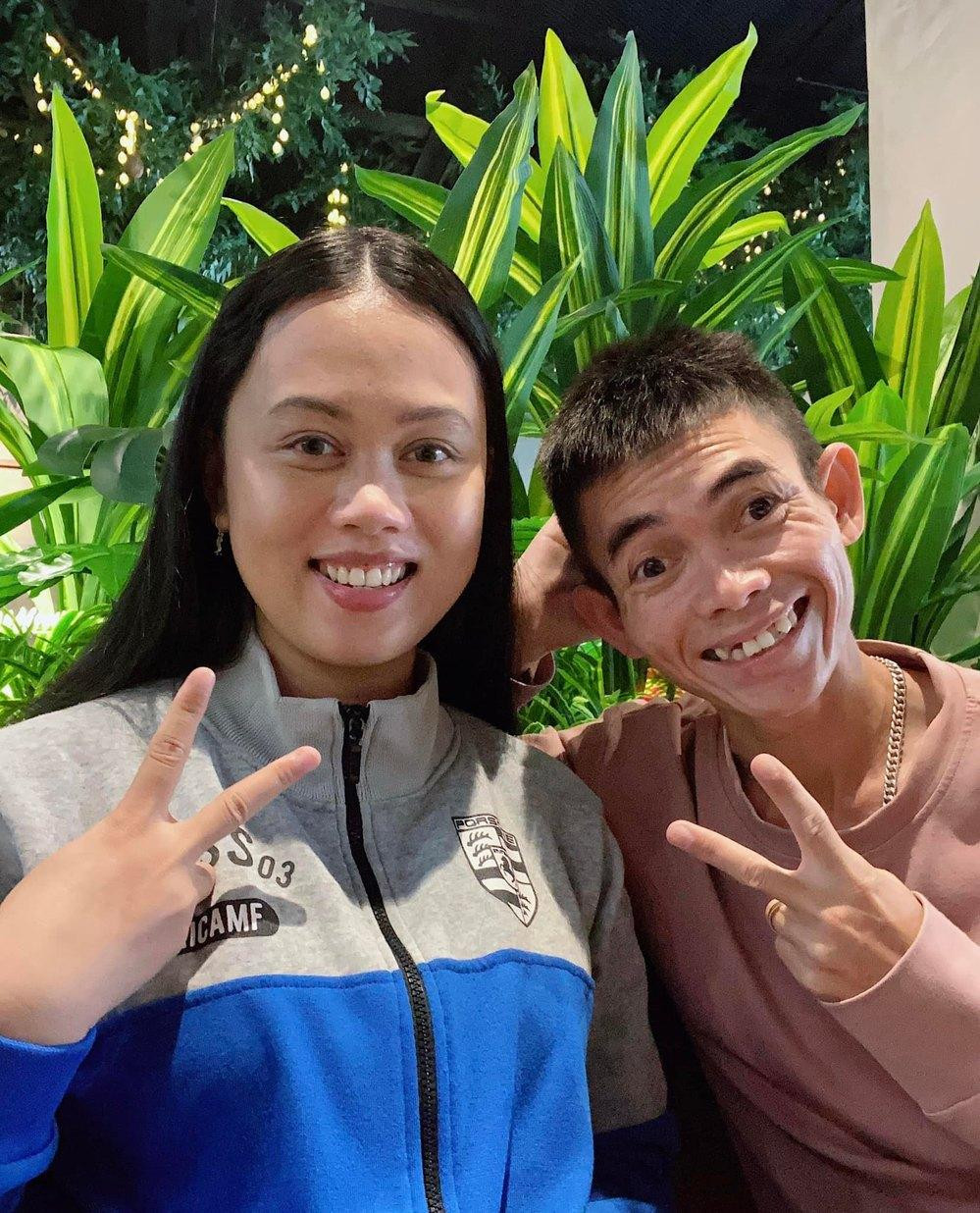 Sô Y Tiết và bạn gái Bông Lan. Sô Y Tiết và bạn gái Bông Lan.