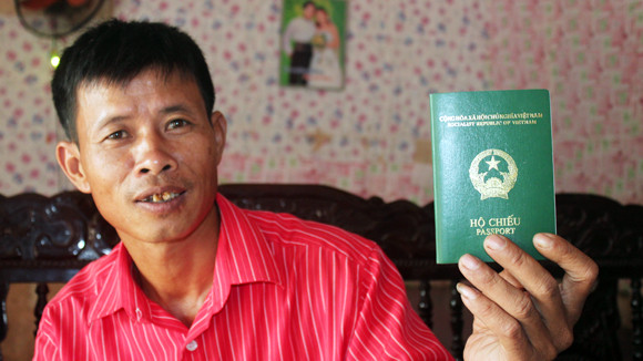 Anh Nguyễn Xuân Quang - Bí thư chi bộ khu 2 và tấm hộ chiếu