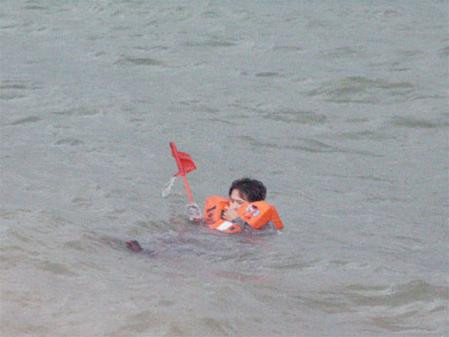 Tàu Vân Đình đang bị cháy giữa biển phát tín hiệu cấp cứu. Xuồng cứu nạn từ tàu SAR 411 được thả xuống tiếp cận tàu Vân Đình để cấp cứu những thuyền viên bị thương Tàu SAR 273 dùng hệ thống vòi rồng chữa cháy tàu Vân Đình Hai tàu SAR 411 và SAR 273 phối hợp cứu tàu Vân Đình Các thuyền viên bị trôi dạt Sau dập tắt đám cháy cứu tàu Vân Đình; thả xuồng cứu sinh xuống để cứu các thuyền viên Các cán bộ, chuyên viên của Trung tâm TKCN trên biển đang chỉ huy các phương án cứu hộ.