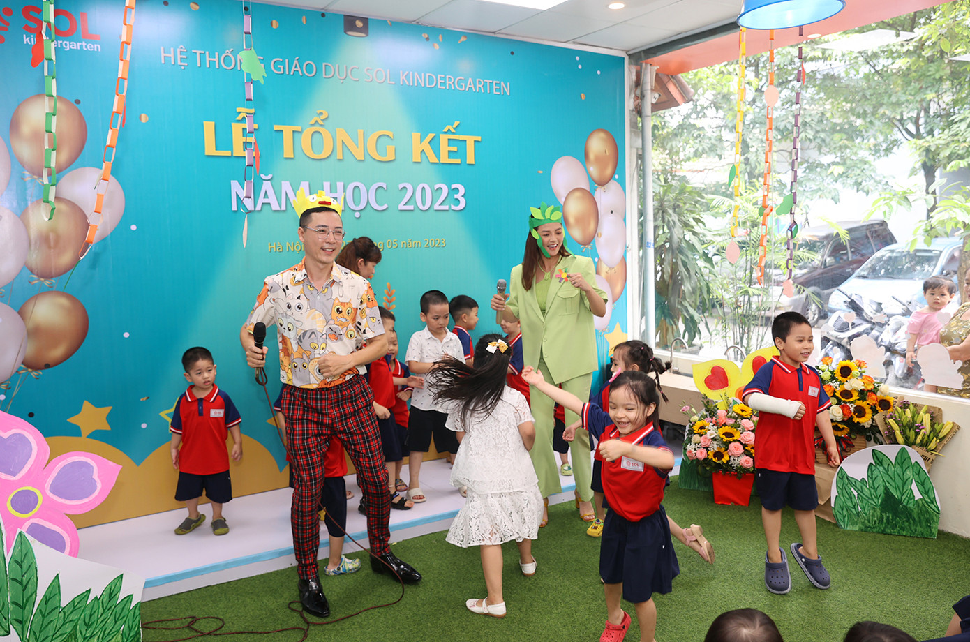 Diễn viên Thu Quỳnh giao lưu cùng với các em nhỏ.