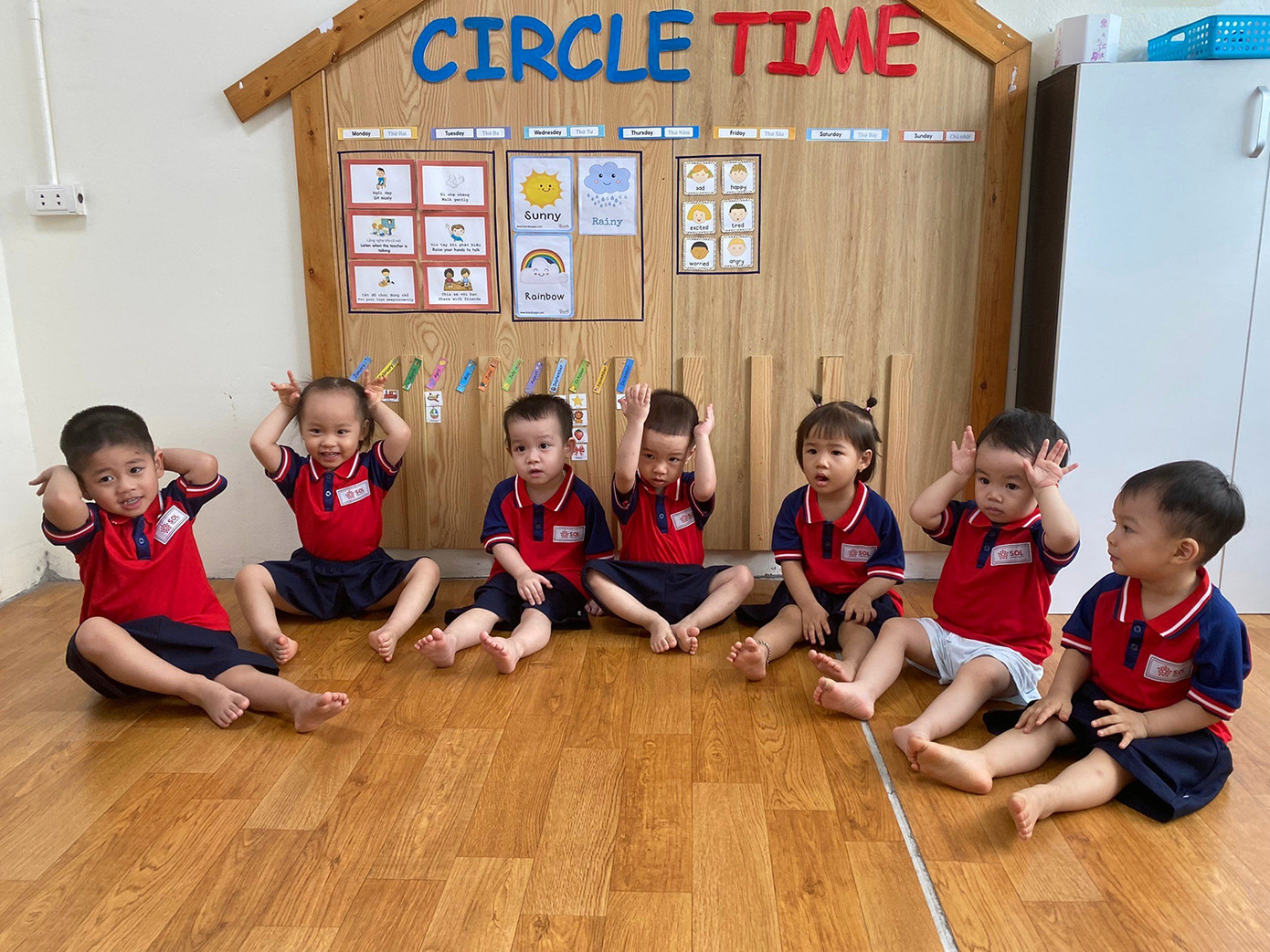 Các con học sinh trong lớp học.