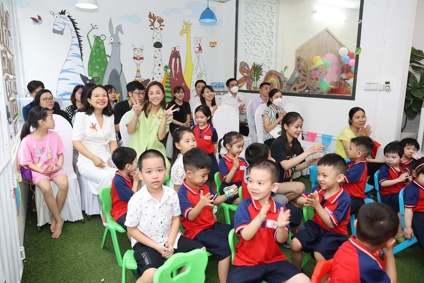 Diễn viên Thu Quỳnh tới dự tổng kết năm học.