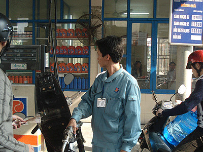 Tính đến cuối quý II năm 2011, Đoàn kiểm tra liên ngành tỉnh Gia Lai đã kiểm tra 45 cơ sở kinh doanh xăng dầu, phát hiện 15 cơ sở vi phạm. Ảnh minh họa của Nguyễn Tâm 