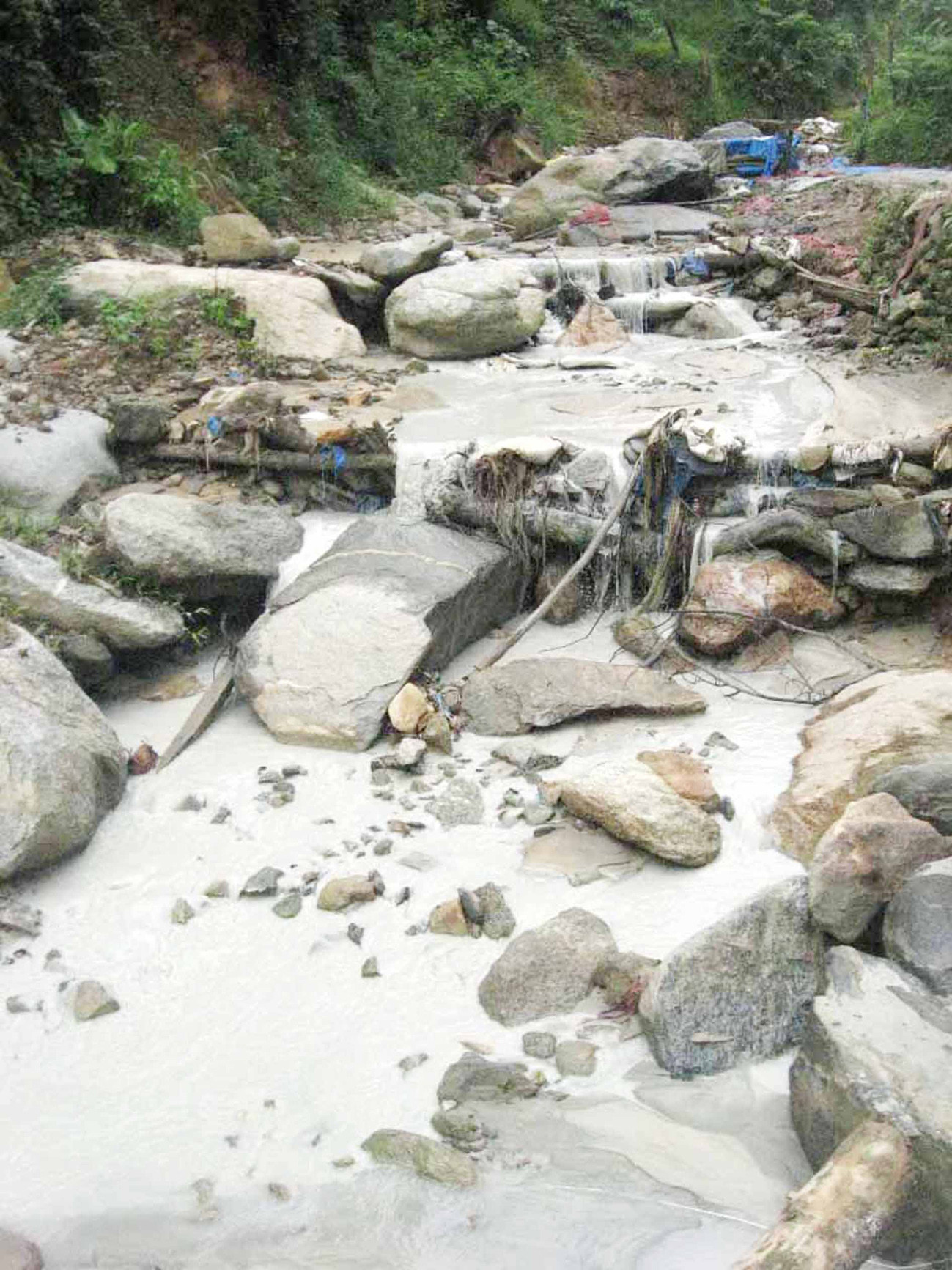 Nước thải chứa thạch tín từ một bãi vàng có phép ở xã Phước Thành chảy ra sông Khe Tăng Ảnh: Nam Cường