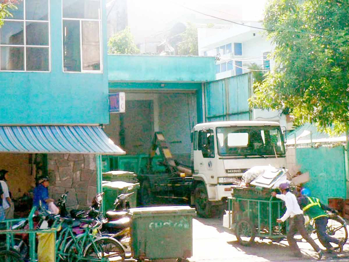 Người dân khu vực lân cận mất ăn mất ngủ vì ô nhiễm từ trạm xử lý rác thải cổng số 6 sân vận động Chi Lăng (TP Đà Nẵng) Ảnh: Nguyễn Huy 