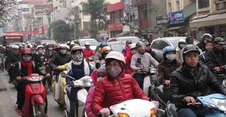 Trên đường Tôn Đức Thắng, đoạn giao với đường Thái Thịnh, mỗi khi có đèn đỏ, các phương tiện lại nối đuôi nhau kéo dài đến gần phố Nguyễn Thái Học. Phải vài nhịp đèn, các phương tiện mới có thể di chuyển 