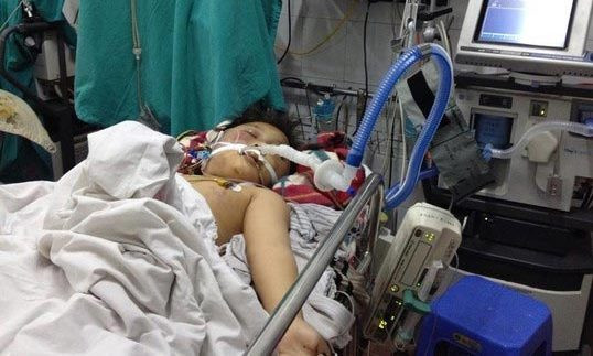 Cháu bé 8 tuổi bị bố hành hung đã qua đời ảnh 2