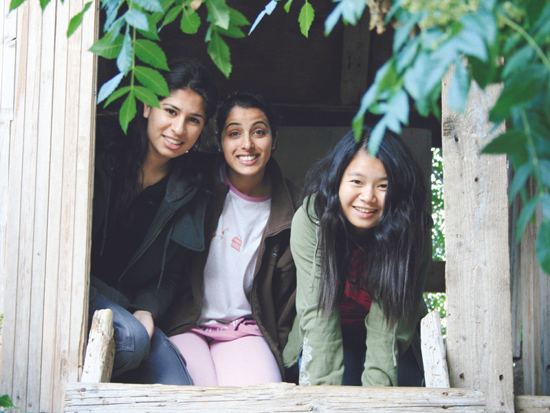 Hai bạn gái Palestine (trái) và tác giả Ảnh: Jehad