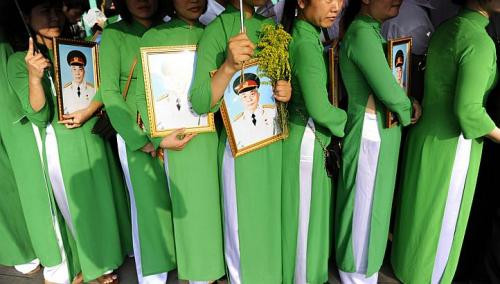 Hình ảnh Đại tướng Võ Nguyên Giáp được người dân Việt Nam mang theo trong khi đến viếng . Hình ảnh Đại tướng Võ Nguyên Giáp được người dân Việt Nam mang theo trong khi đến viếng