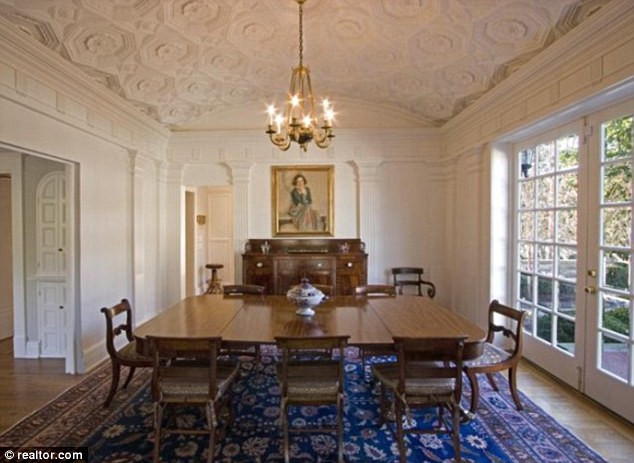 Một vài đồ vật từ thời trước vẫn được cô giữ lại