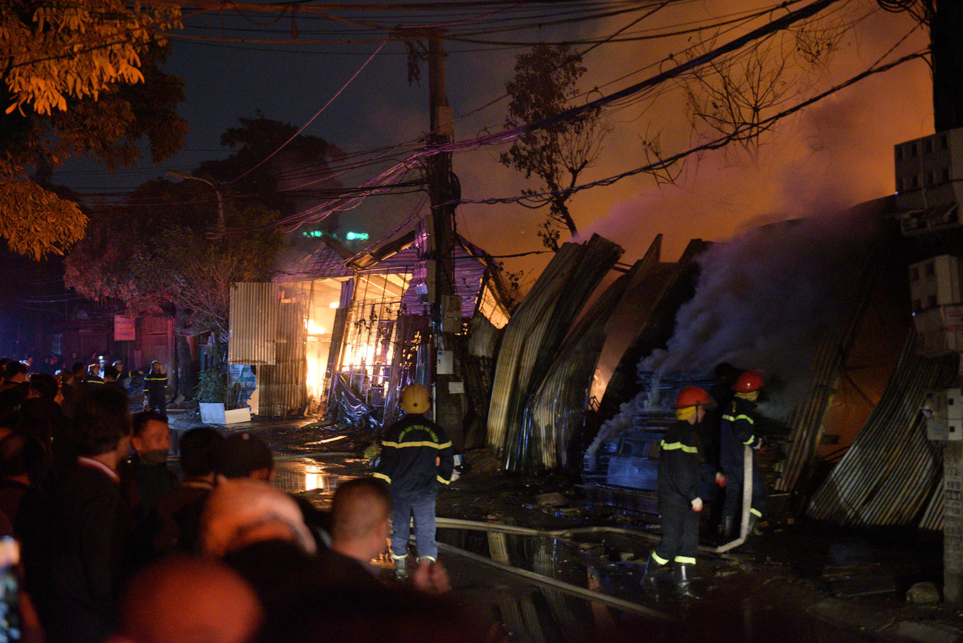 Lực lượng chức năng chữa cháy tại hiện trường. Lực lượng chức năng chữa cháy tại hiện trường.