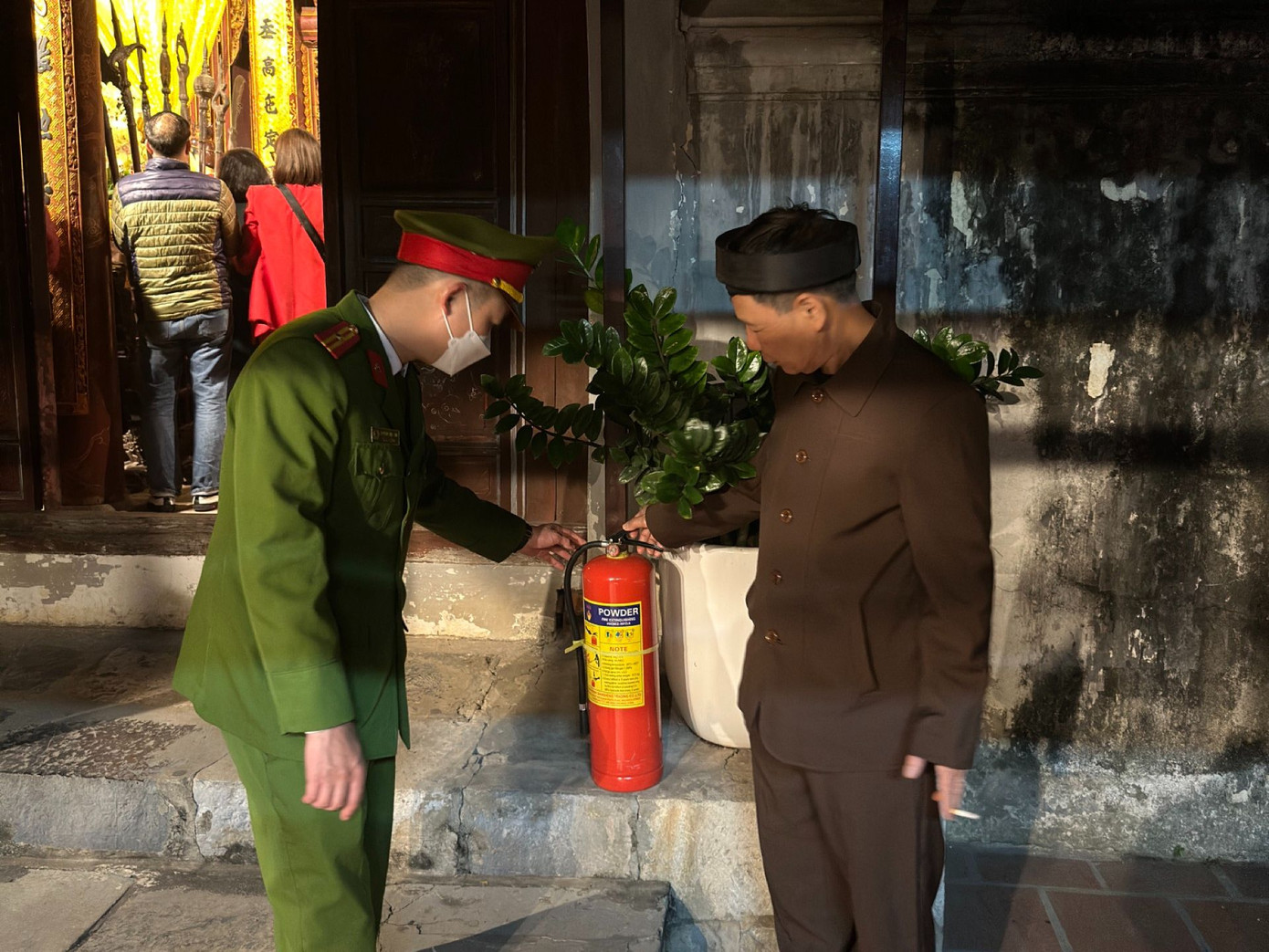 Lực lượng PCCC kiểm tra an toàn tại những nơi tập trung đông người trong dịp Tết. Lực lượng PCCC kiểm tra an toàn tại những nơi tập trung đông người trong dịp Tết.