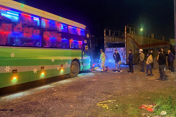 Lực lượng CSGT kiểm tra xe khách.