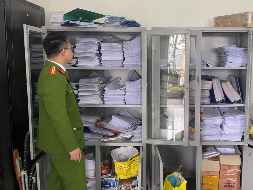 Cảnh sát khám xét tại Trung tâm đăng kiểm 29-15D.