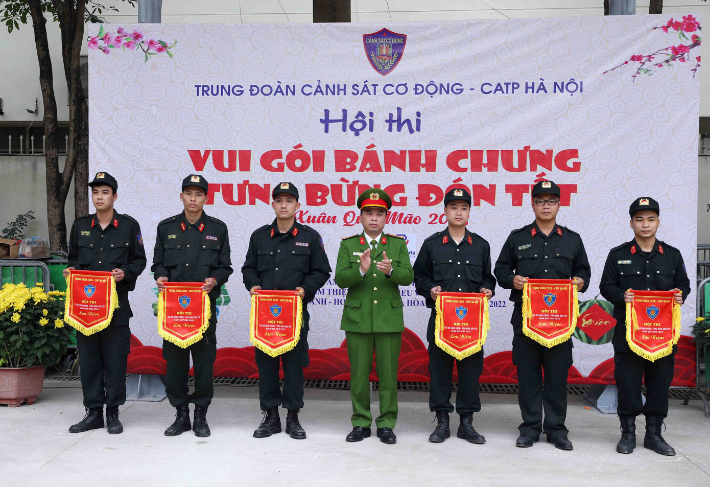 Ngoài ra, các đội sẽ nhận được điểm ở phần thuyết trình 10 điểm; trang trí, trình bày đẹp 10 điểm. Trong ảnh, Ban tổ chức trao giải cho các đội tham gia Hội thi.