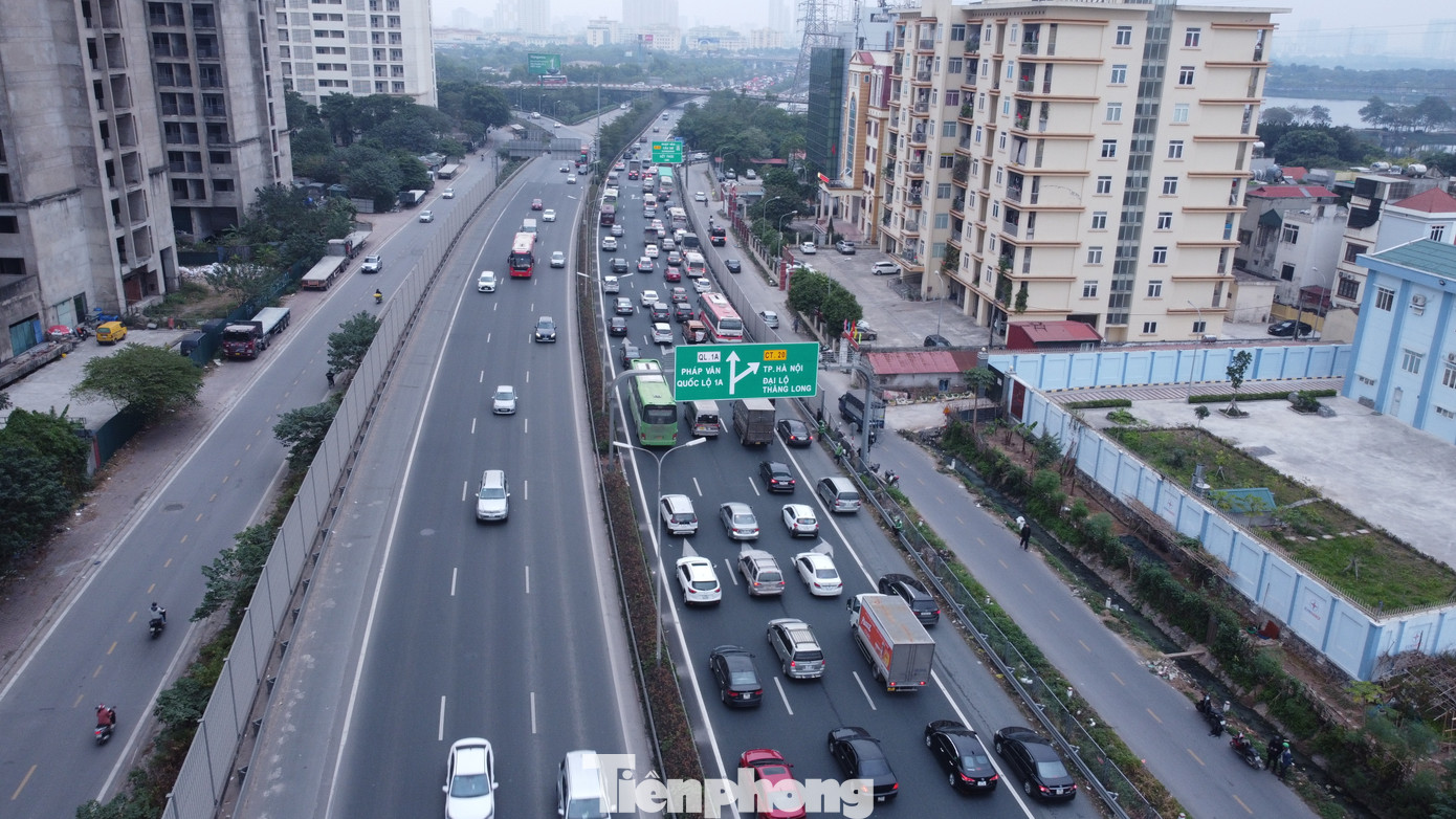 Hướng vào trung tâm thành phố Hà Nội ùn dài còn chiều ngược lại thông thoáng. Hướng vào trung tâm thành phố Hà Nội ùn dài còn chiều ngược lại thông thoáng.
