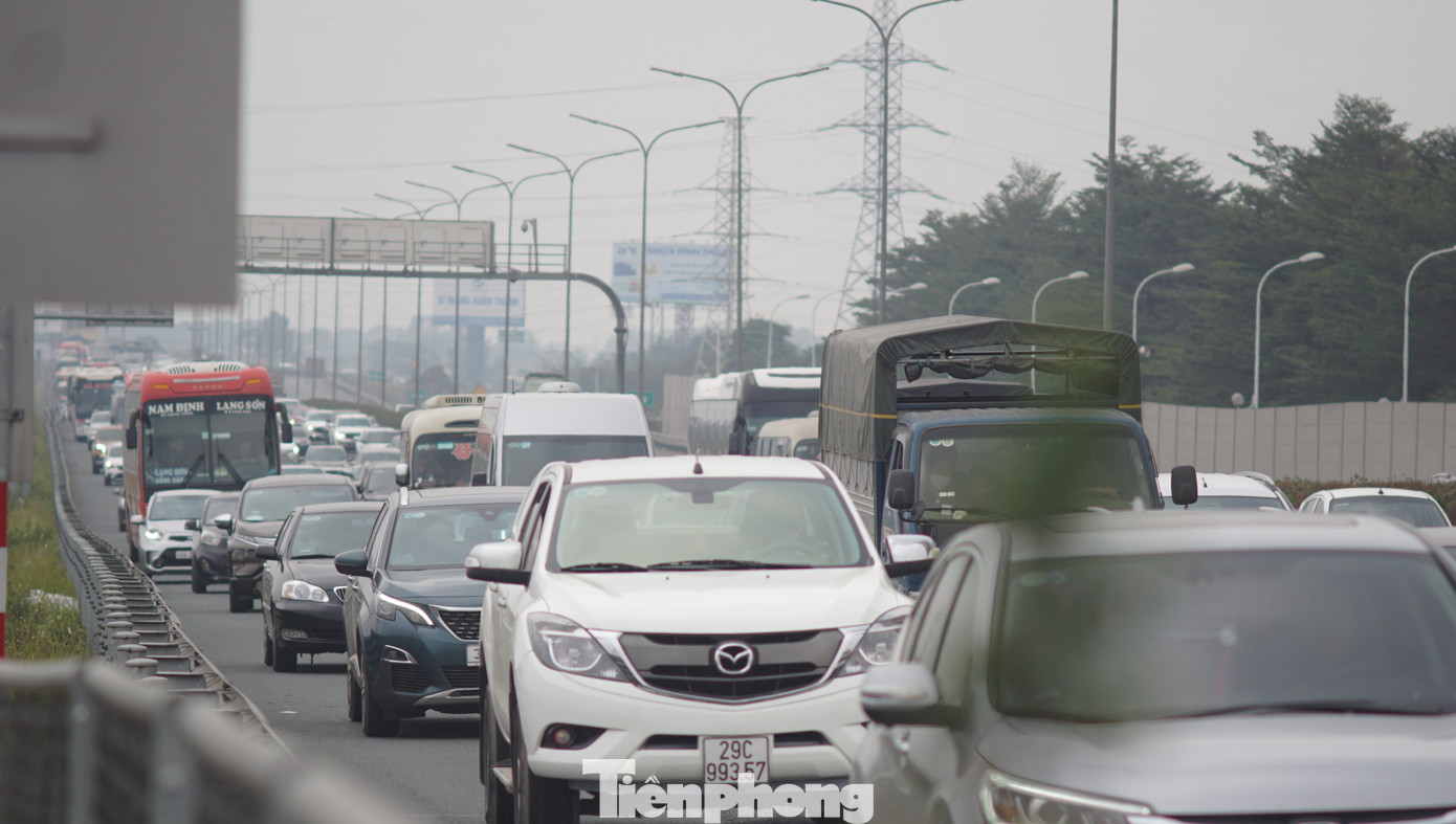 Tại lối ra cao tốc giao cắt với đường Vành đai 3 trên cao xảy ra tình trạng ùn ứ giao thông kéo dài. Các phương tiện di chuyển chậm trên quãng đường vài cây số, đặc biệt tại khu vực giao cắt với đường Vành đai 3 trên cao. Tại lối ra cao tốc giao cắt với đường Vành đai 3 trên cao xảy ra tình trạng ùn ứ giao thông kéo dài. Các phương tiện di chuyển chậm trên quãng đường vài cây số, đặc biệt tại khu vực giao cắt với đường Vành đai 3 trên cao.