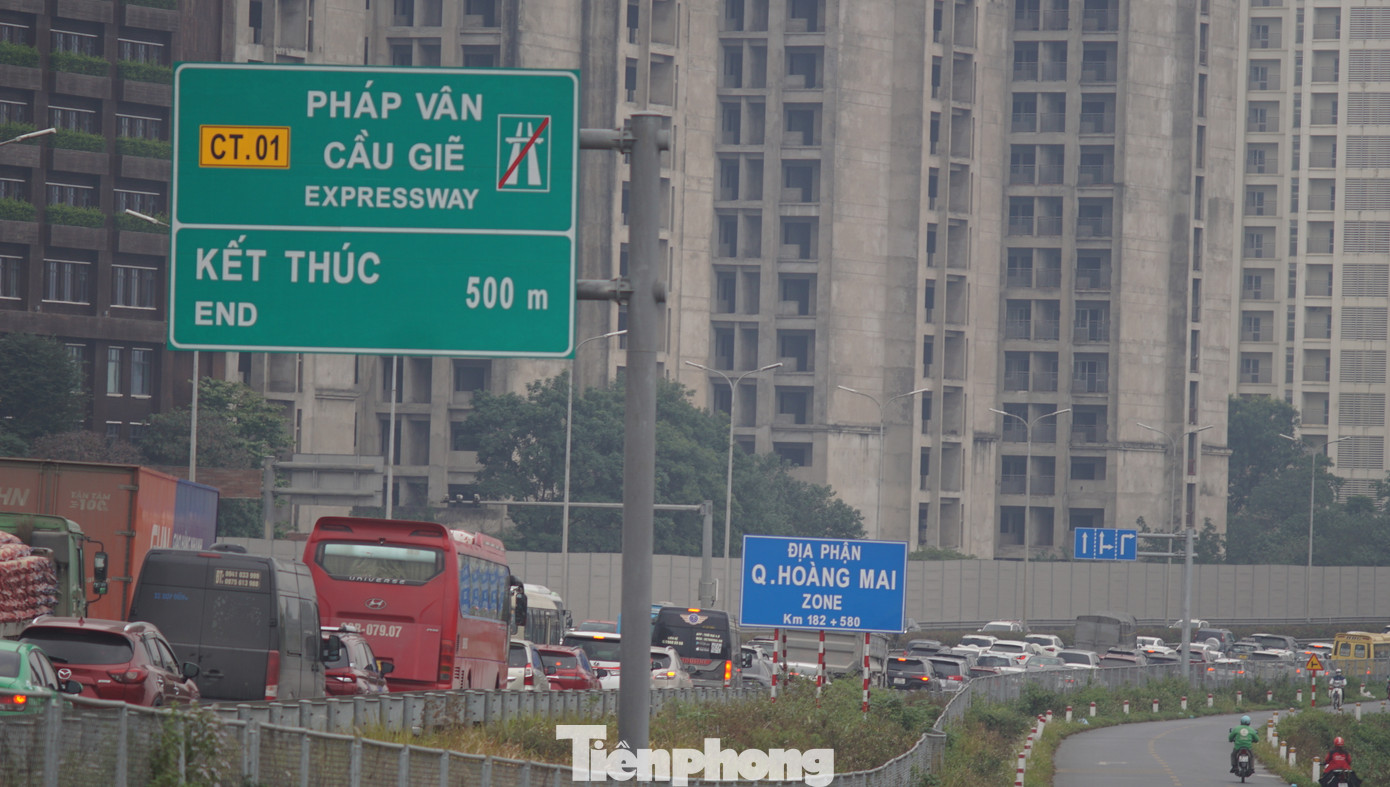 Ghi nhận của phóng viên vào chiều ngày 2/1, lượng phương tiện trên cao tốc Pháp Vân - Cầu Giẽ hướng về Hà Nội tăng cao. Ghi nhận của phóng viên vào chiều ngày 2/1, lượng phương tiện trên cao tốc Pháp Vân - Cầu Giẽ hướng về Hà Nội tăng cao.