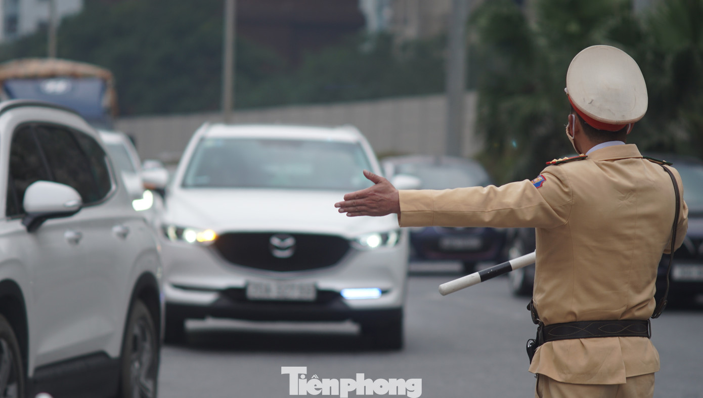 Lực lượng CSGT, TTGT có mặt từ chiều phân luồng giao thông điều tiết các phương tiện tránh ùn tắc. Lực lượng CSGT, TTGT có mặt từ chiều phân luồng giao thông điều tiết các phương tiện tránh ùn tắc.