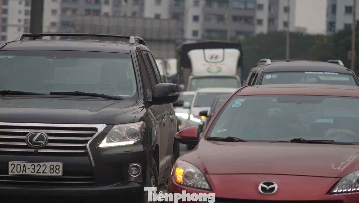 Ô tô chen nhau tại lối ra cao tốc Pháp Vân. Ô tô chen nhau tại lối ra cao tốc Pháp Vân.