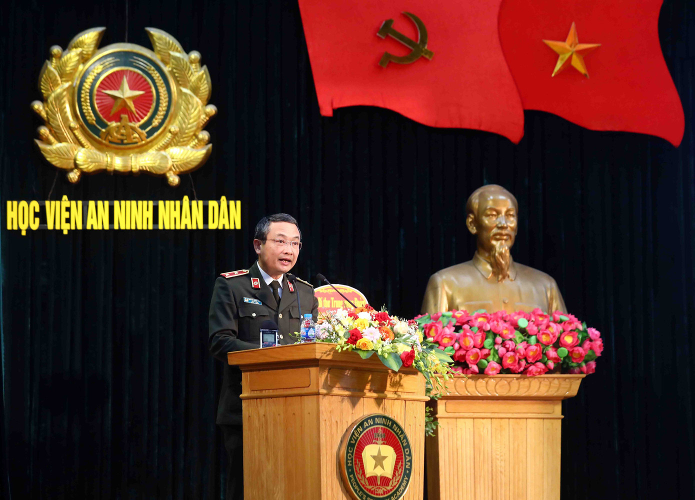 Trung tướng Nguyễn Ngọc Toàn, Cục trưởng Cục Công tác đảng và công tác chính trị. Trung tướng Nguyễn Ngọc Toàn, Cục trưởng Cục Công tác đảng và công tác chính trị.