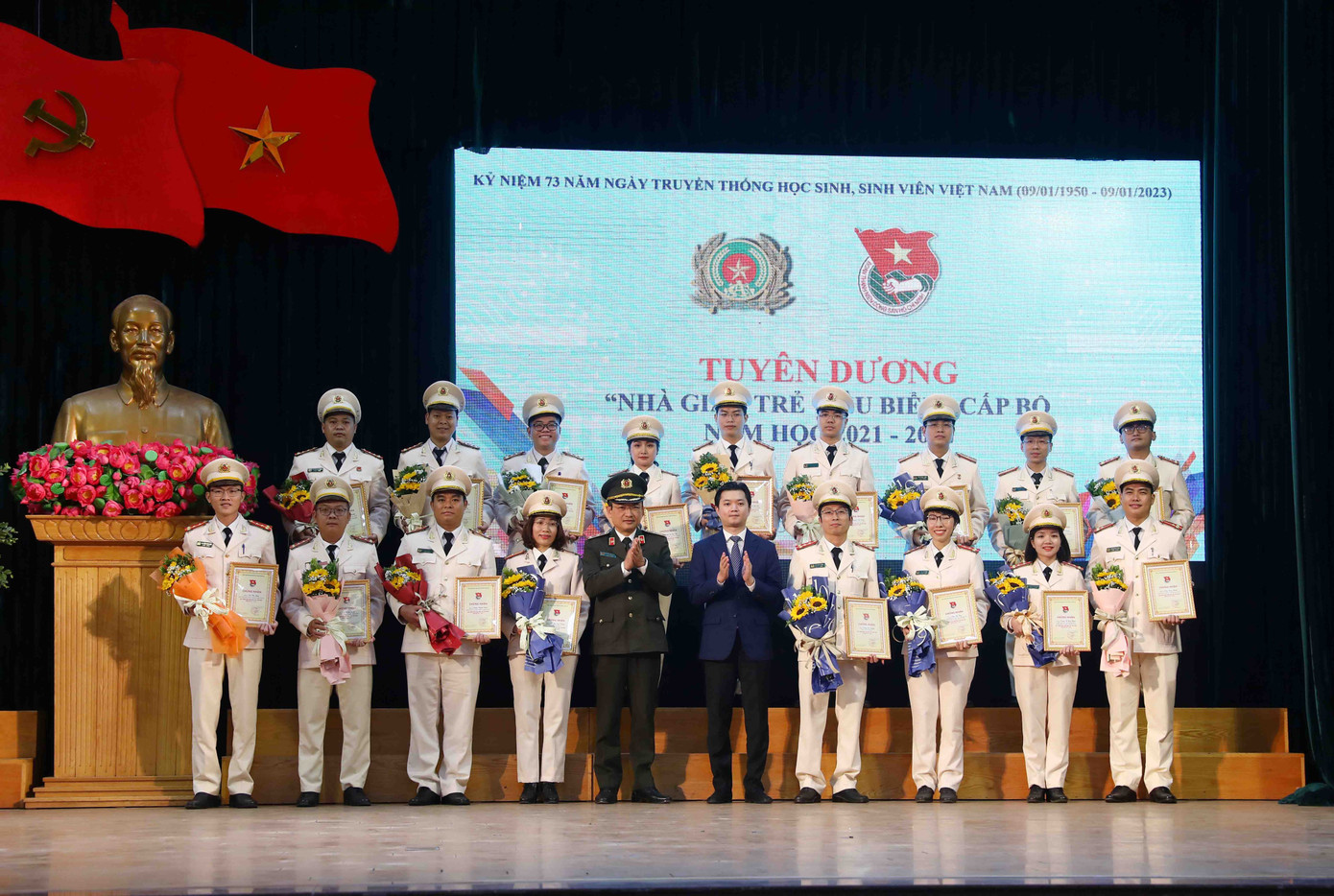 Anh Nguyễn Minh Triết và Trung tướng Nguyễn Ngọc Toàn chụp ảnh cùng “Nhà giáo trẻ tiêu biểu” cấp Bộ được tuyên dương tại Hội nghị. Anh Nguyễn Minh Triết và Trung tướng Nguyễn Ngọc Toàn chụp ảnh cùng “Nhà giáo trẻ tiêu biểu” cấp Bộ được tuyên dương tại Hội nghị.