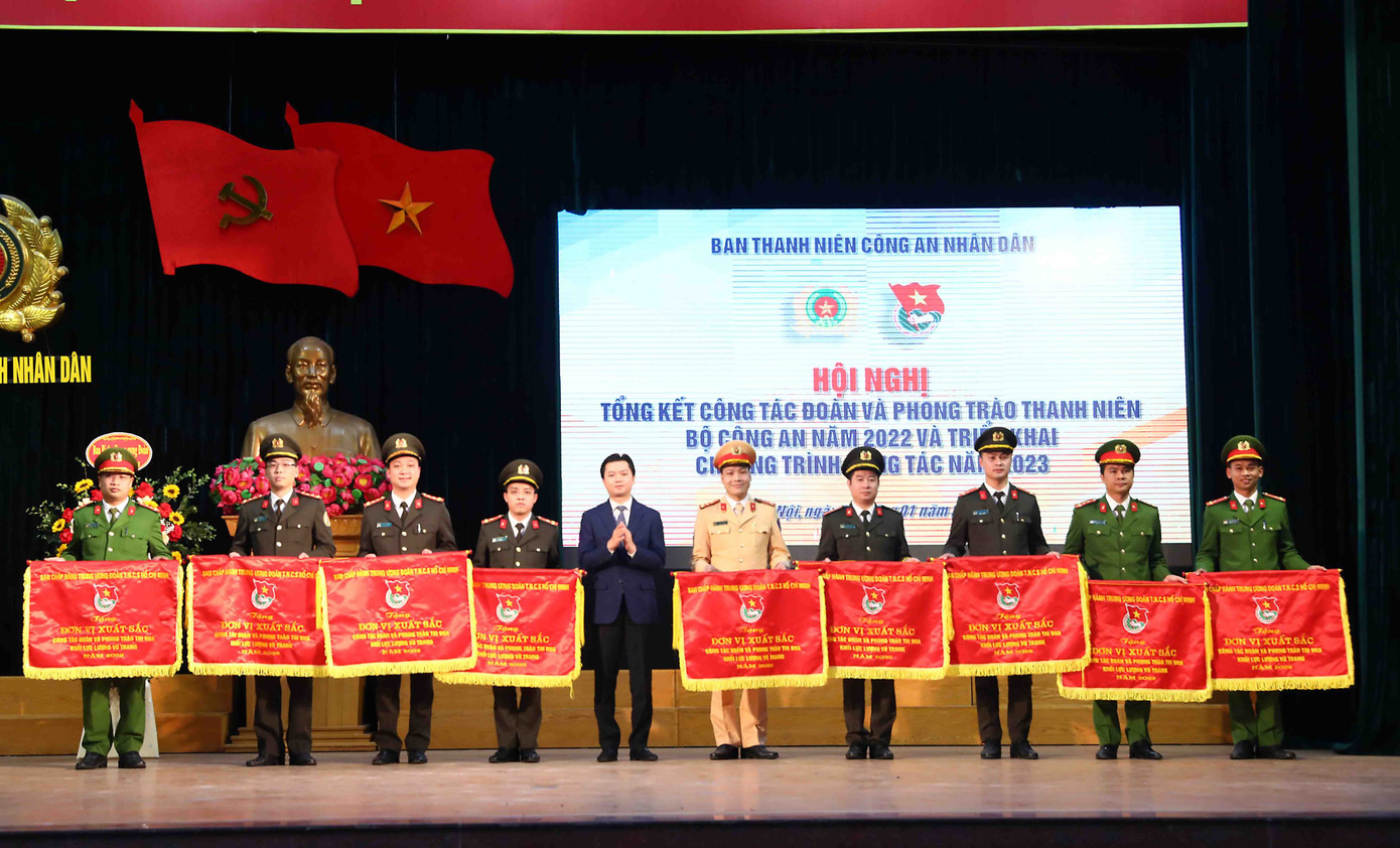 Ban chấp hành Trung ương Đoàn TNCS Hồ Chí Minh tặng các đơn vị xuất sắc trong công tác Đoàn và phong trào thi đua khối lực lượng vũ trang năm 2022. Ban chấp hành Trung ương Đoàn TNCS Hồ Chí Minh tặng các đơn vị xuất sắc trong công tác Đoàn và phong trào thi đua khối lực lượng vũ trang năm 2022.