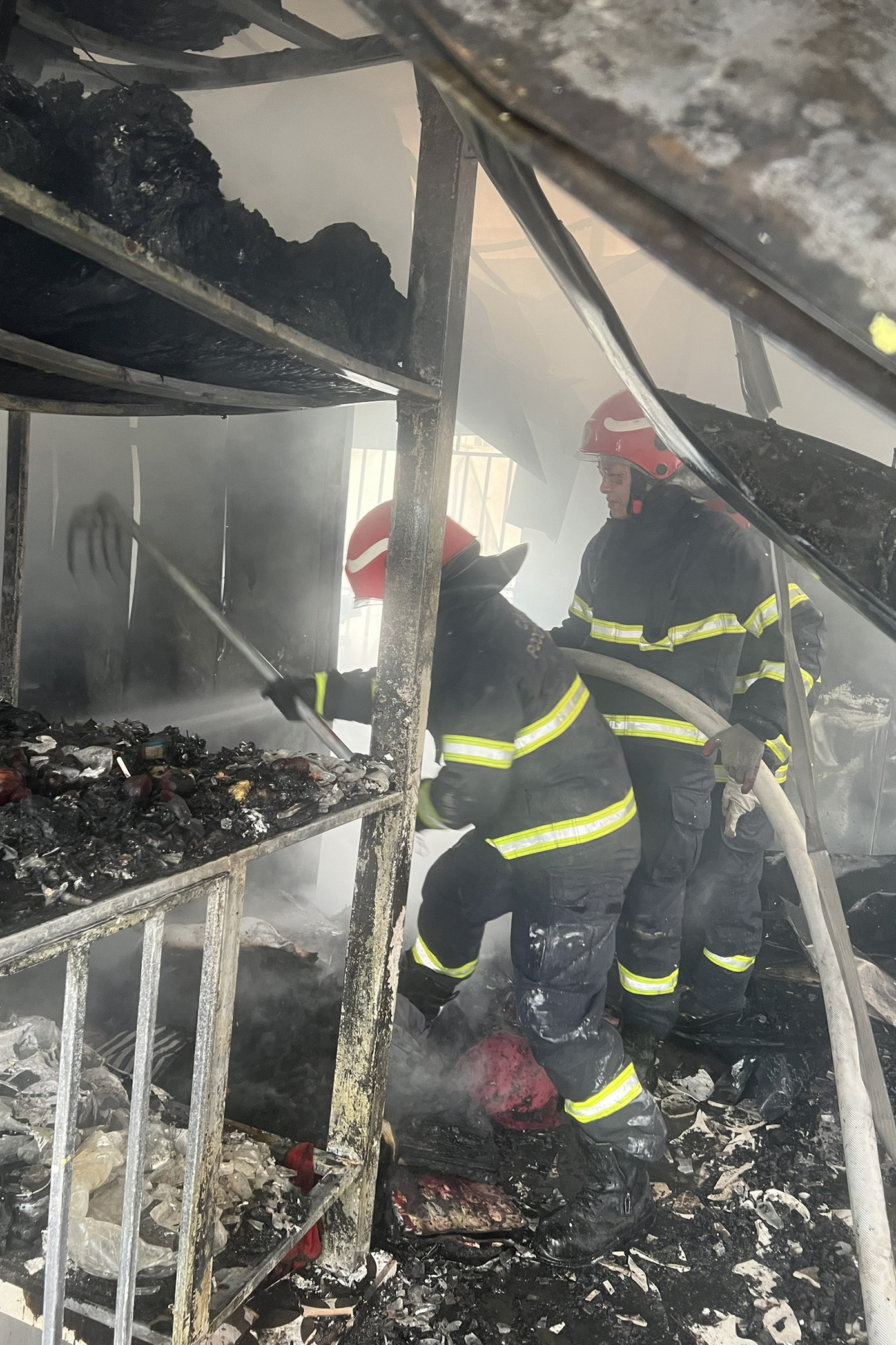 Lực lượng chữa cháy khẩn trương dập lửa. Lực lượng chữa cháy khẩn trương dập lửa.