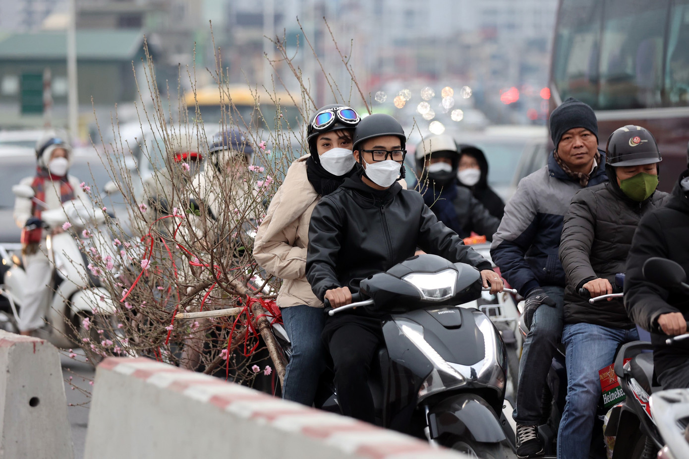 Tại cầu Vĩnh Tuy hướng sang Long Biên cũng ùn dài. Ảnh: Như Ý Tại cầu Vĩnh Tuy hướng sang Long Biên cũng ùn dài. Ảnh: Như Ý