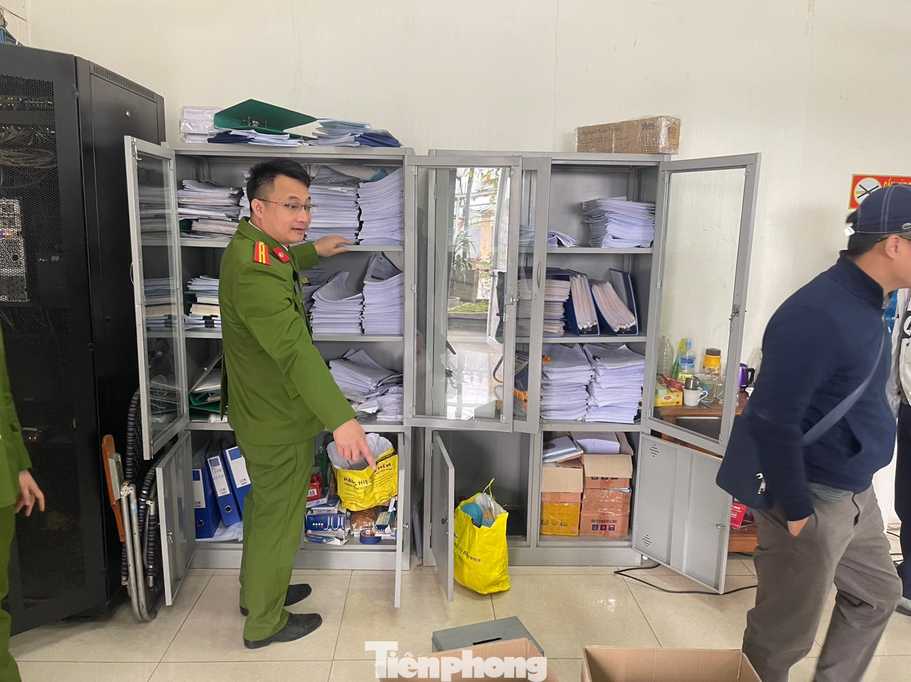 Cơ quan công an khám xét tại trung tâm đăng kiểm. Cơ quan công an khám xét tại trung tâm đăng kiểm.