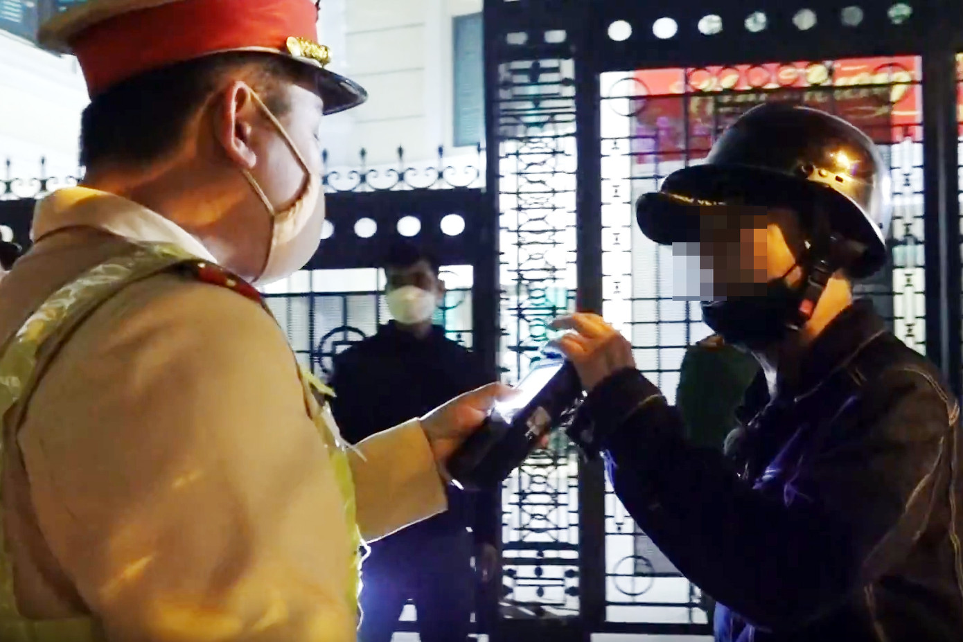 Tài xế không hợp tác với lực lượng chức năng đo nồng độ cồn. Tài xế không hợp tác với lực lượng chức năng đo nồng độ cồn.