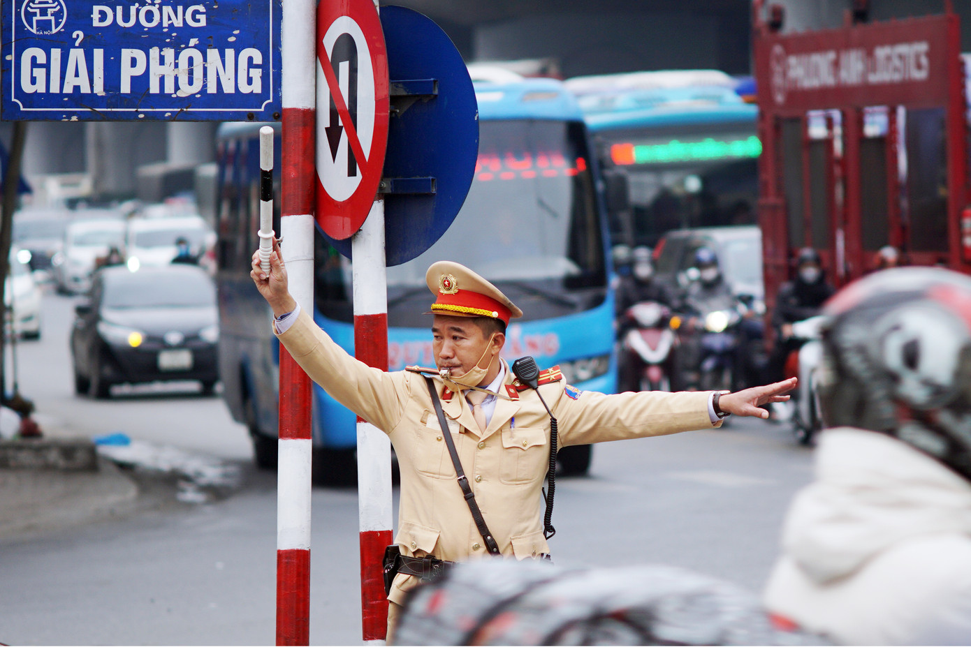 Lực lượng CSGT phân luồng tại nút giao Giải Phóng - QL1A. Ảnh: Thanh Hà Lực lượng CSGT phân luồng tại nút giao Giải Phóng - QL1A. Ảnh: Thanh Hà