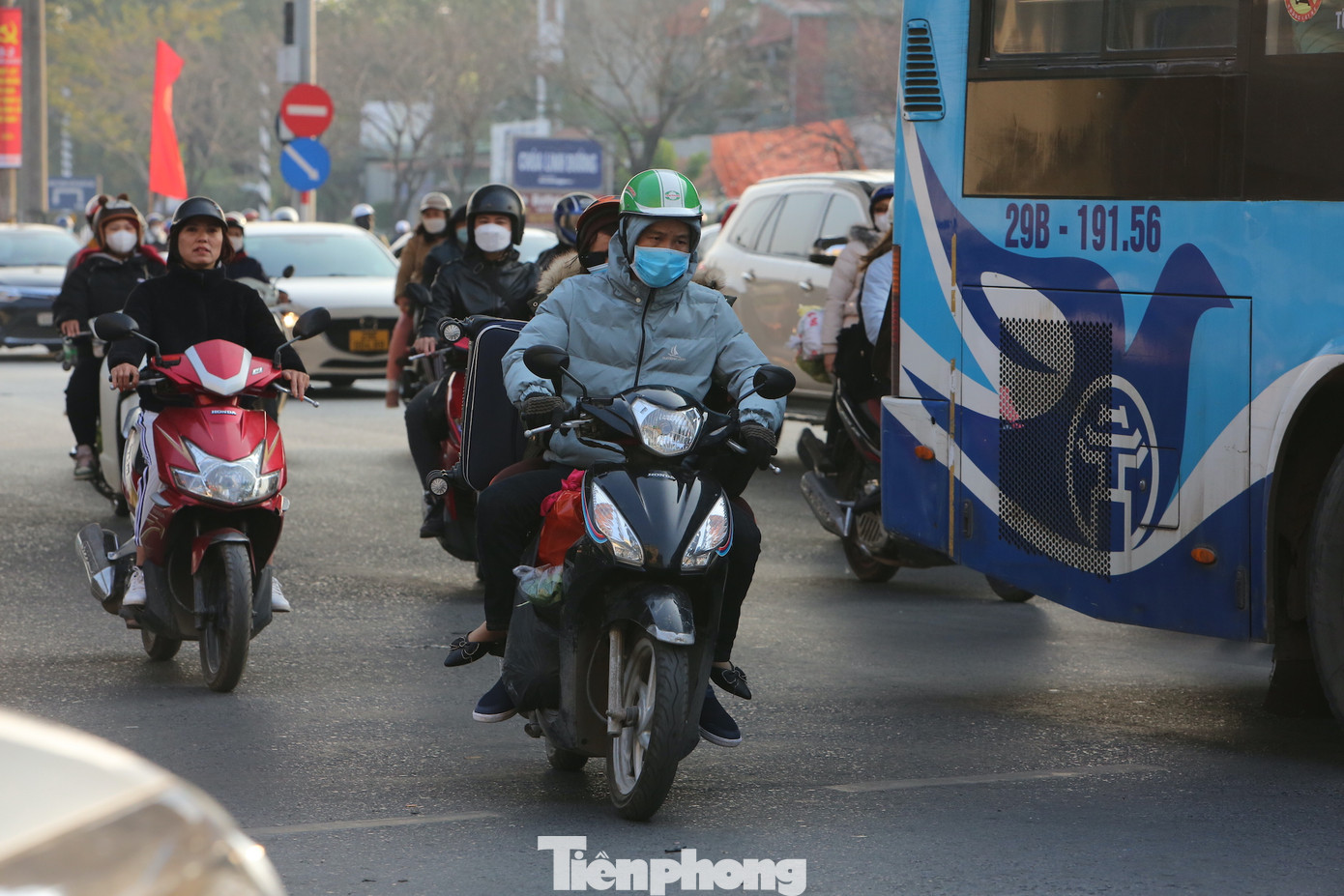 Nhiều người dân đi xe máy trở lại Hà Nội.