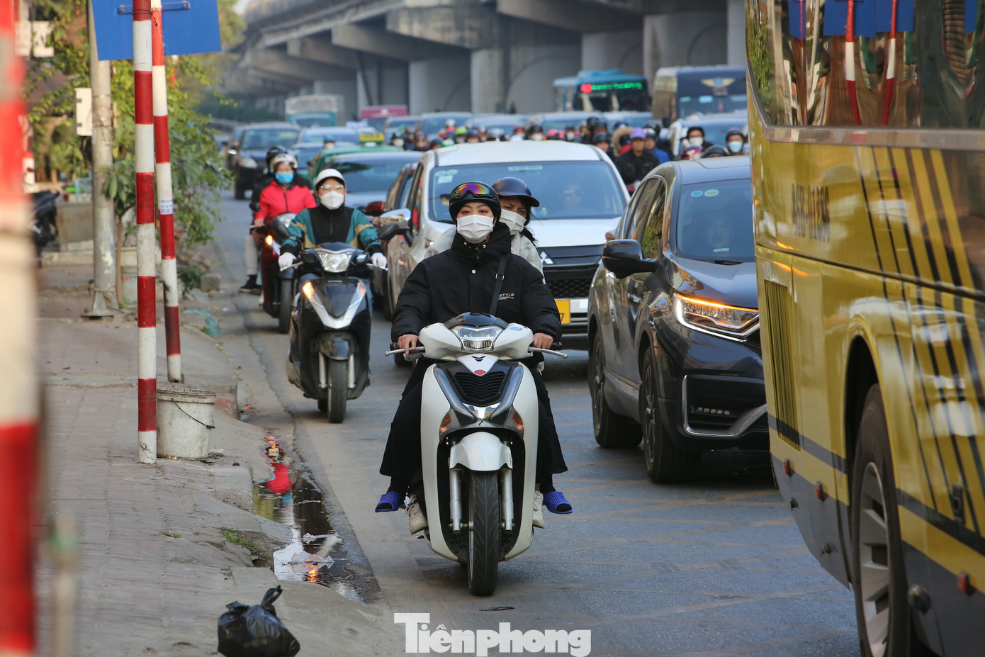 Ô tô, xe máy tấp nập trở lại Hà Nội sau kỳ nghỉ Tết dài ngày.