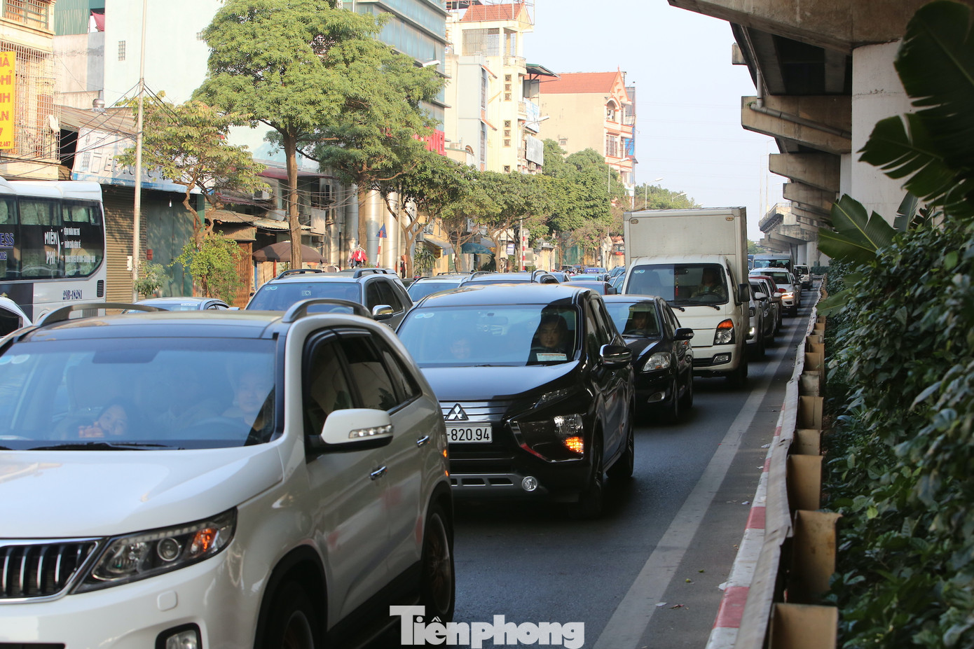 Tại khu vực đường gom Vành đai 3 trên cao lưu lượng phương tiện cũng bắt đầu tăng cao từ chiều cùng ngày.