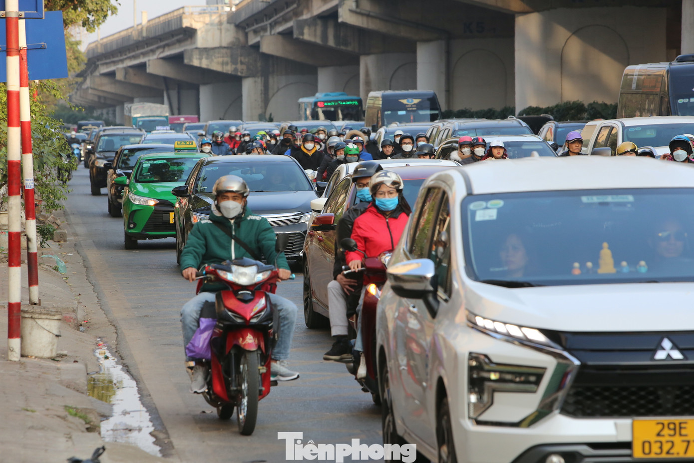 "Dự kiến chiều tối nay lưu lượng phương tiện trở về Hà Nội qua cửa ngõ phía Nam tăng cao" - vị cán bộ Đội CSGT số 14 cho hay.