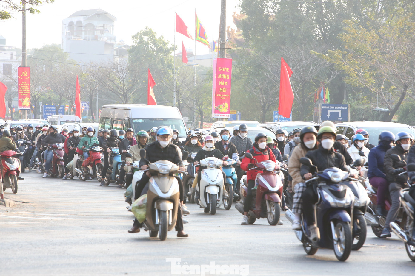 Đường Ngọc Hồi hướng từ QL1A về Giải Phóng cũng rất đông xe máy.