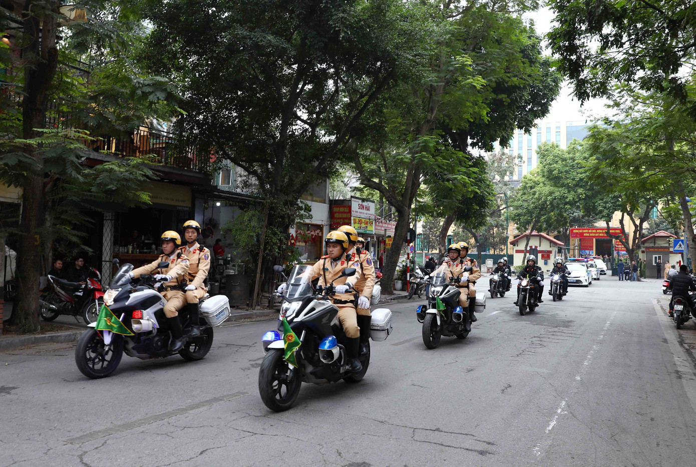 Xe mô tô CSGT dẫn đoàn.