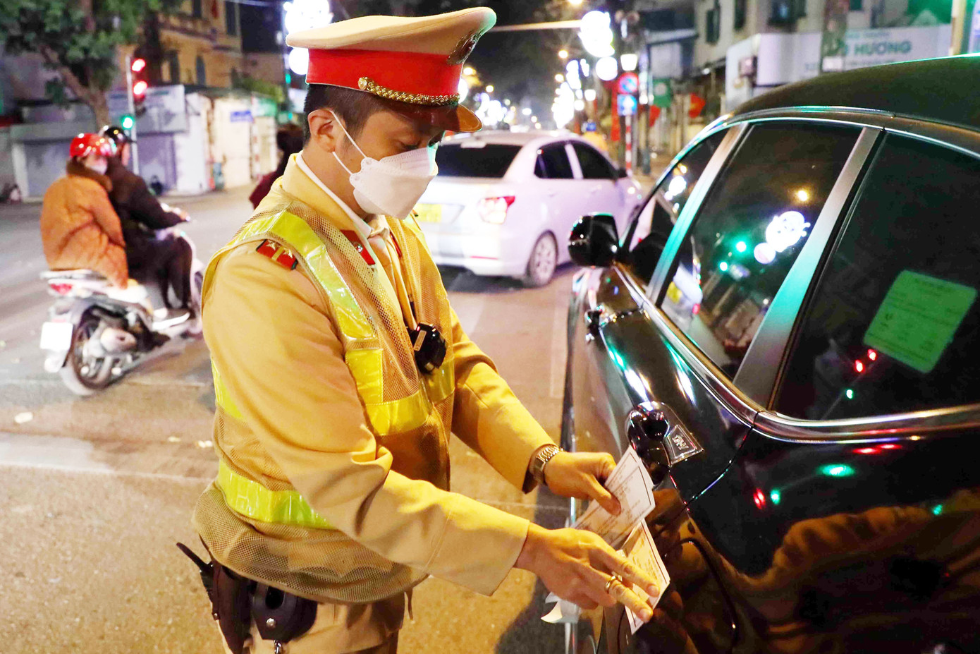 Lực lượng CSGT niêm phong phương tiện của lái xe vi phạm nồng độ cồn để tạm giữ. Ảnh minh họa