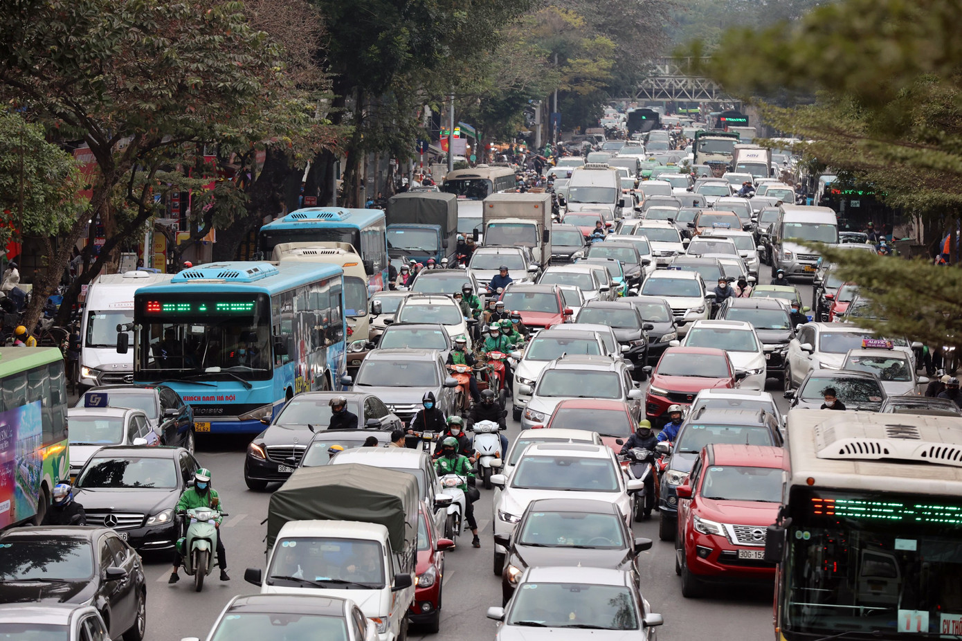 Ghi nhận tại đường đê hướng từ cầu Long Biên đi cầu Chương Dương lượng phương tiện cũng rất đông. Ô tô xếp thành hàng dài và di chuyển rất chậm. Ảnh: Như Ý Ghi nhận tại đường đê hướng từ cầu Long Biên đi cầu Chương Dương lượng phương tiện cũng rất đông. Ô tô xếp thành hàng dài và di chuyển rất chậm. Ảnh: Như Ý