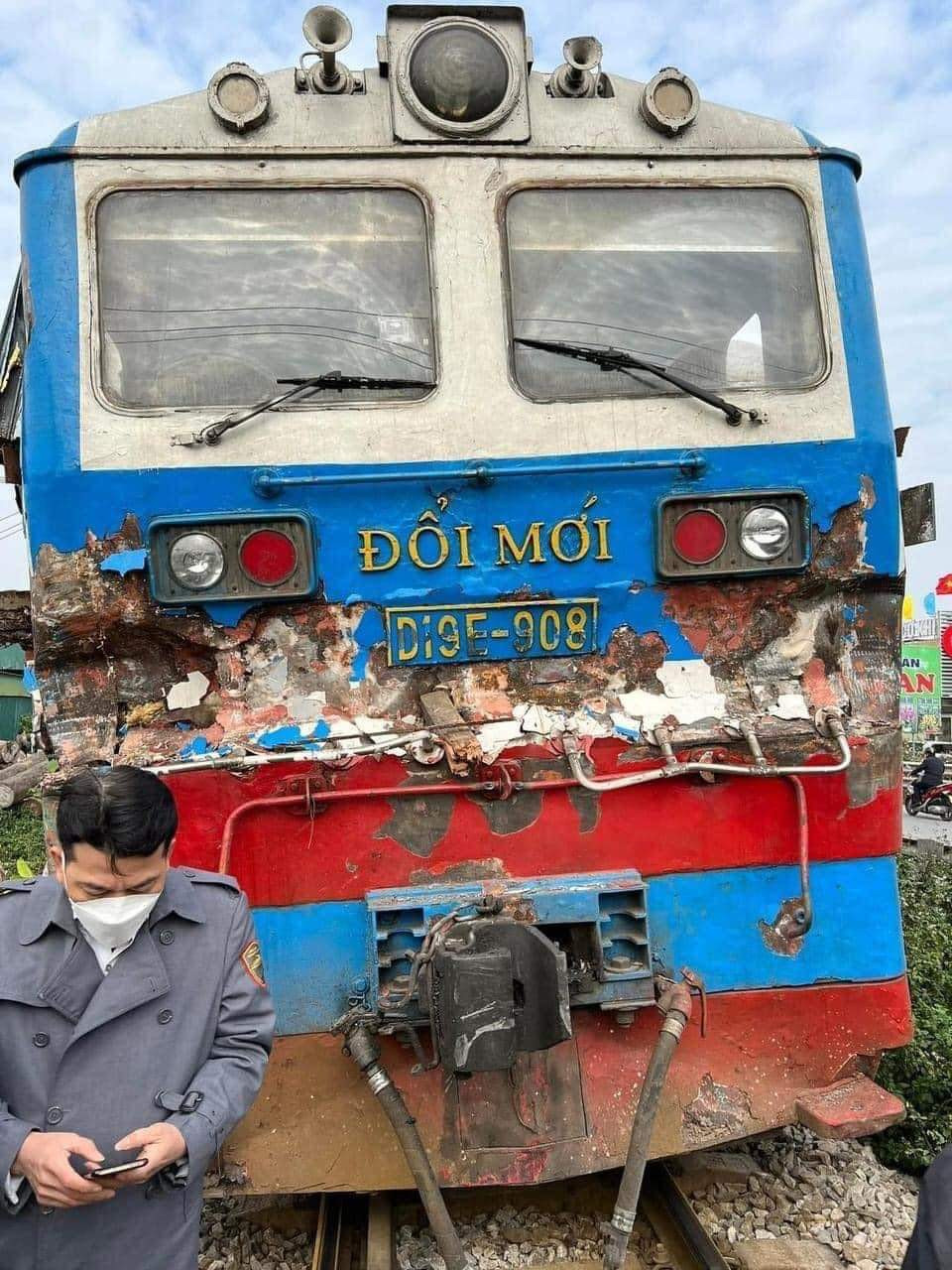 Đầu tàu bị hư hỏng nặng.