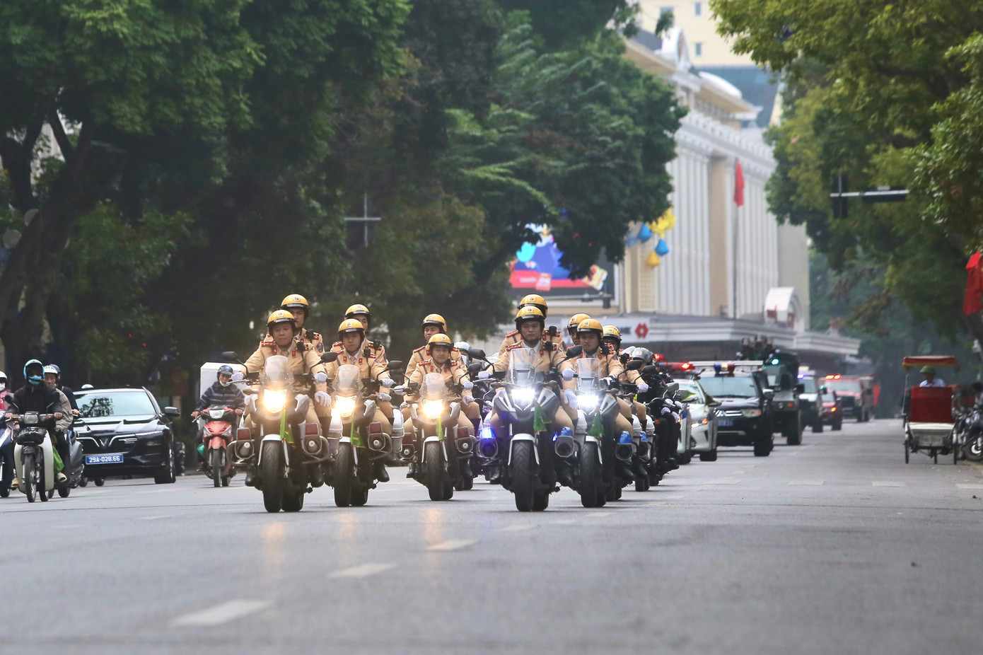 Đoàn xe di chuyển trên tuyến phố Thủ đô.