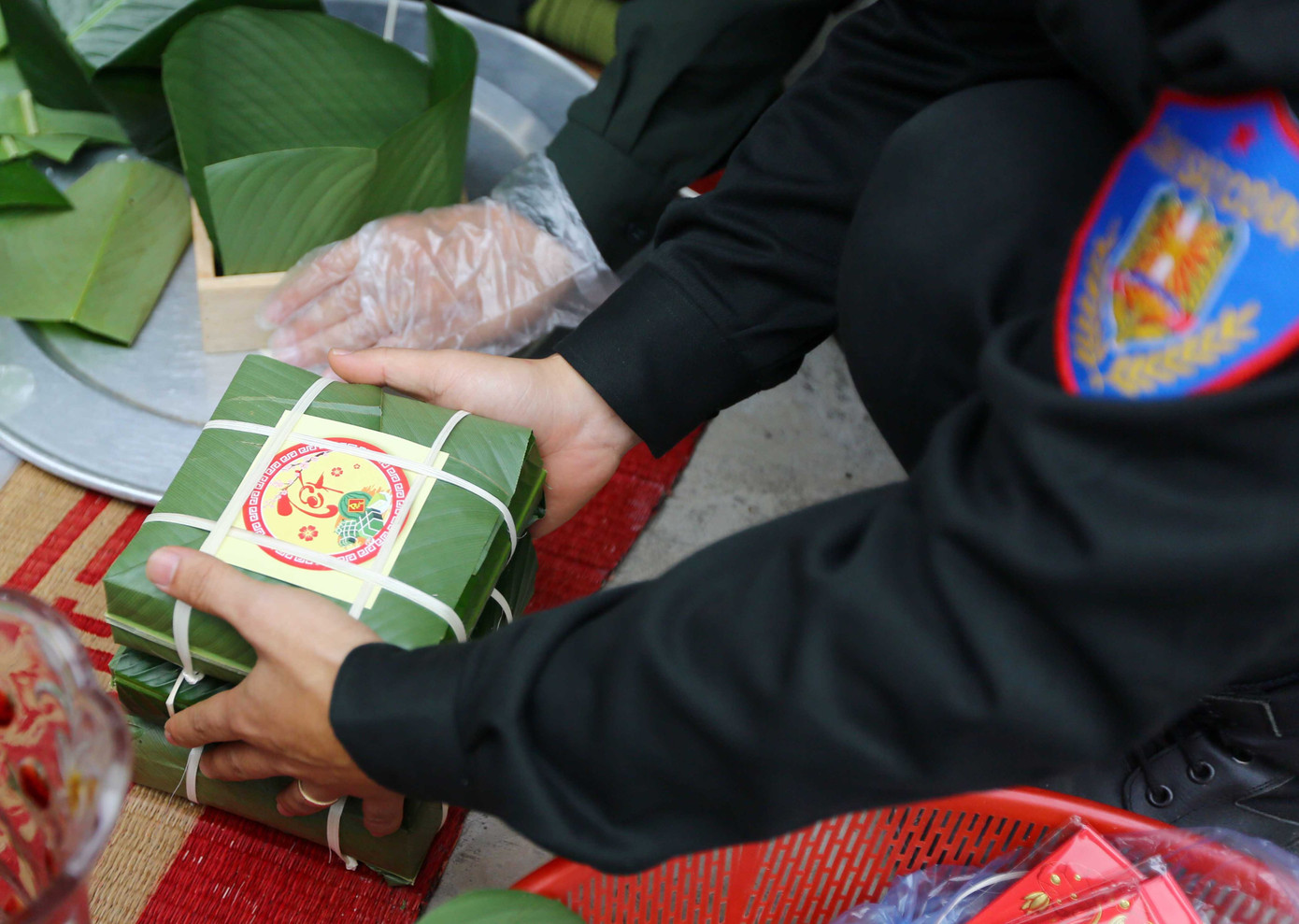 Các đội tham gia chuẩn bị mâm để làm vật kê gói bánh. Thau để đựng nguyên vật liệu… chiếu, bạt trải hoặc bàn để cho đội thi của mình bố trí gói bánh.