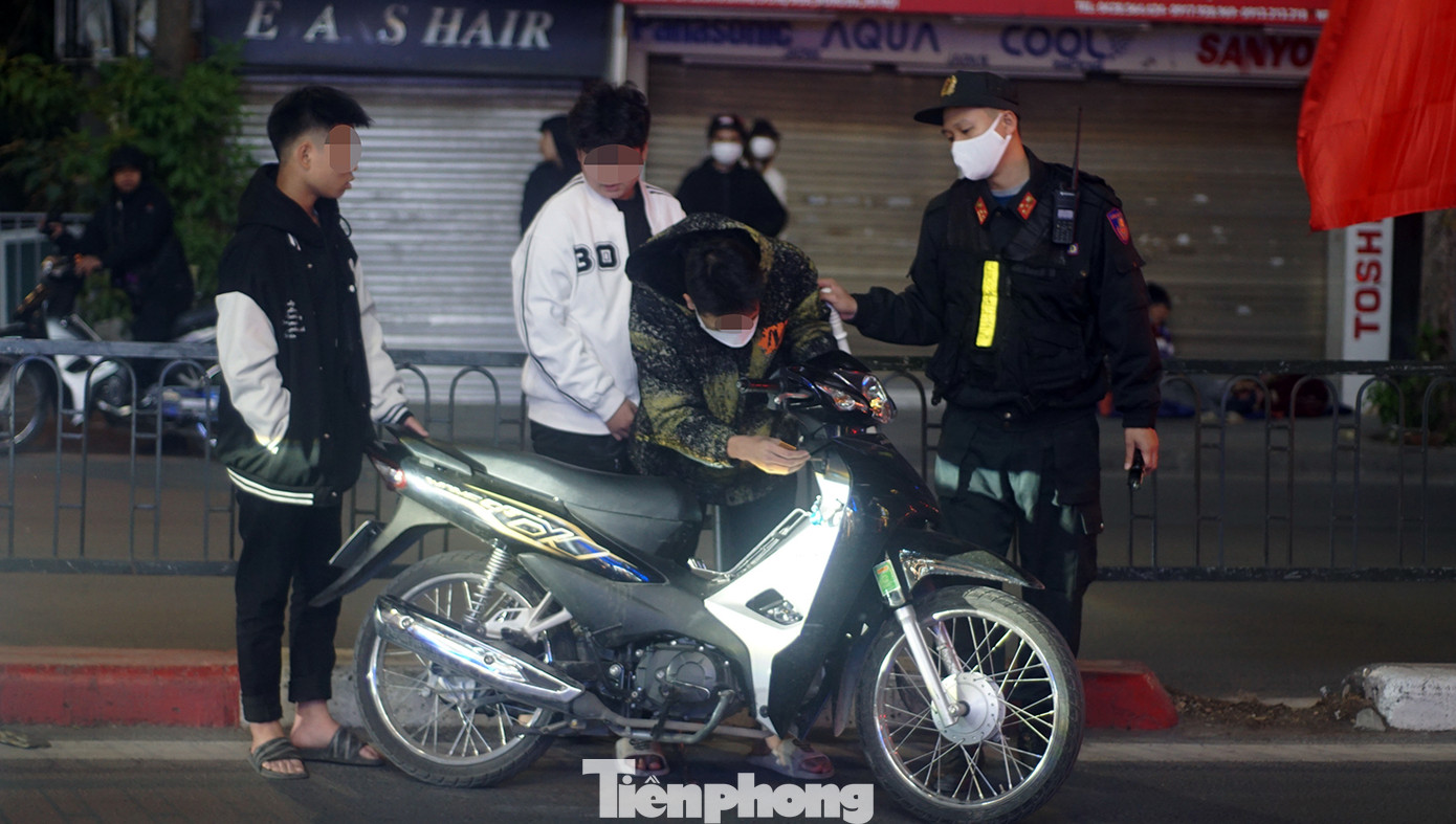 Cũng tại tổ công tác trên, lực lượng chức năng ngăn chặn và xử lý nhiều trường hợp điều khiển xe máy không đội mũ bảo hiểm.