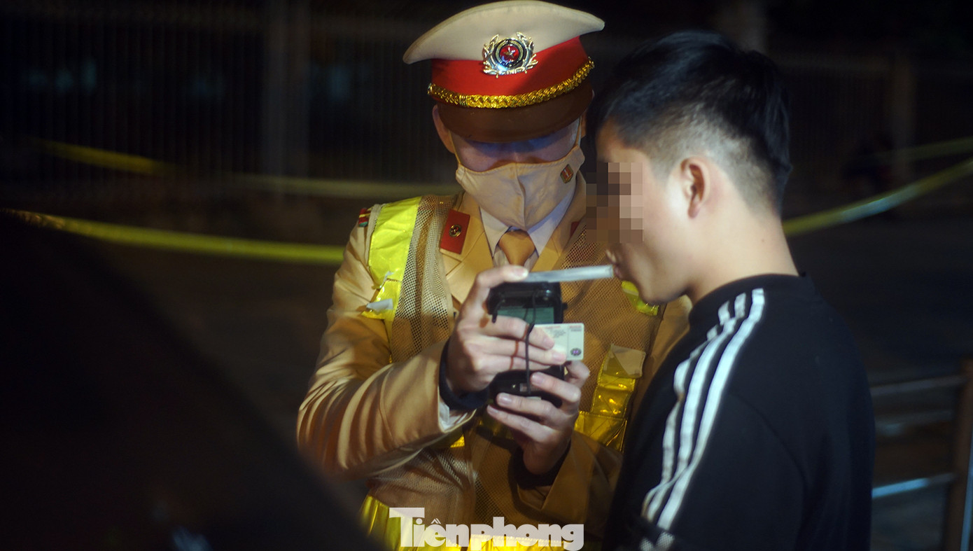 Trước đó, ghi nhận tại chốt Y8/141 làm nhiệm vụ trên đường Giải Phóng, tổ công tác ngăn một làn đường để đo nồng độ cồn lái xe ô tô hướng đi Lê Duẩn.