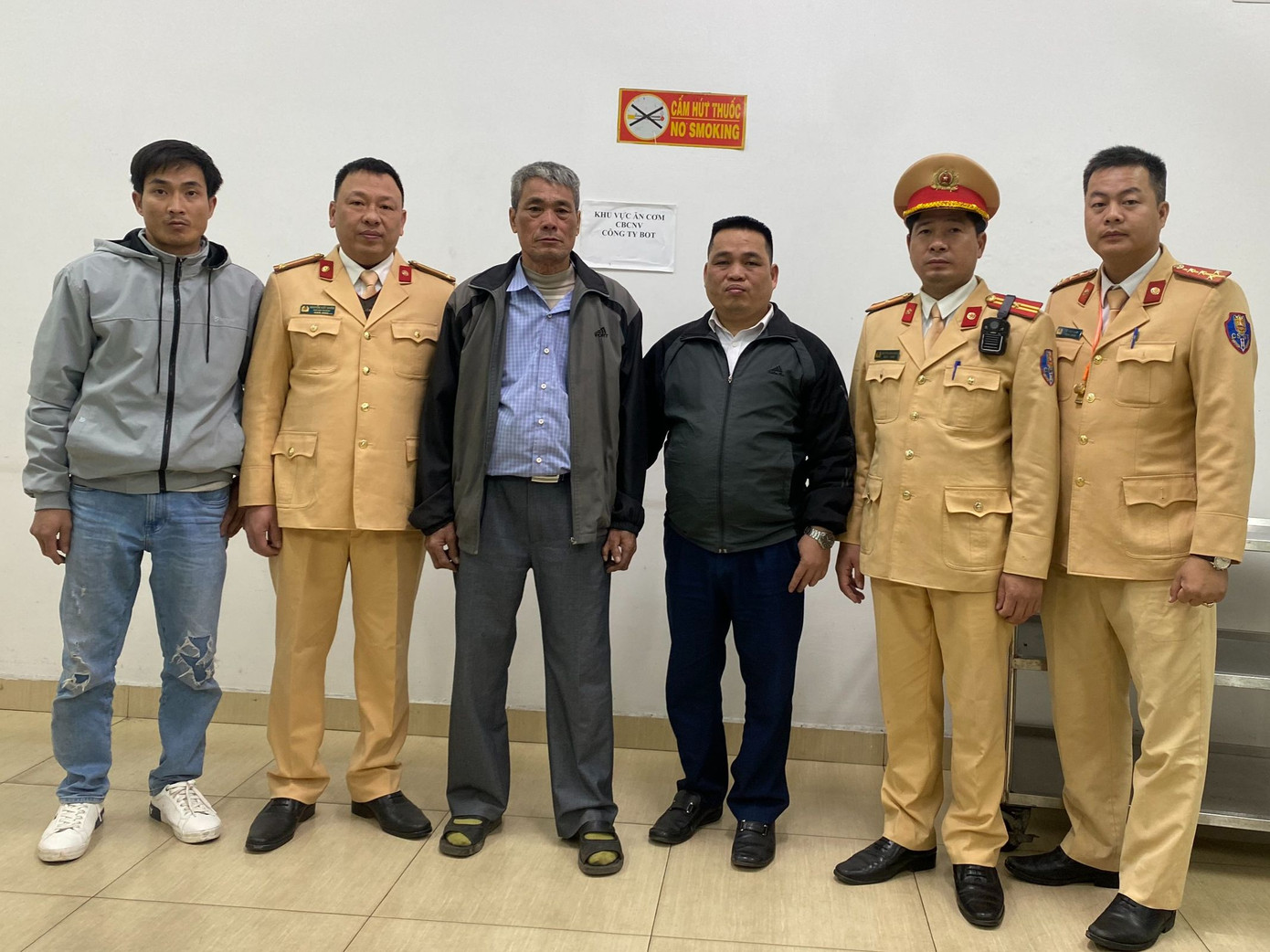 Người thân trong gia đình đến đón ông Trung.