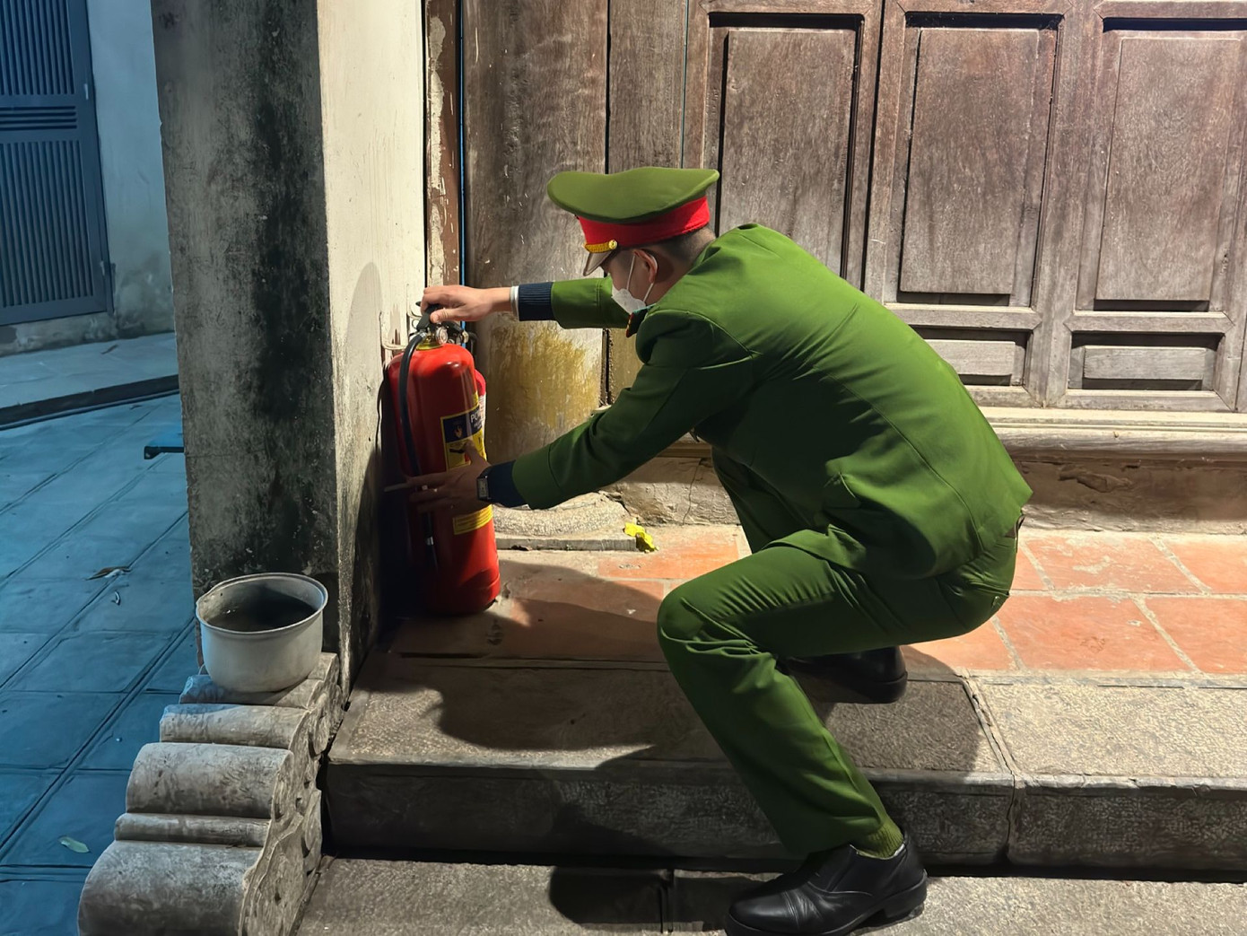 Bình cứu hỏa được trang bị tại những nơi tiềm ẩn nguy cơ cháy nổ. Bình cứu hỏa được trang bị tại những nơi tiềm ẩn nguy cơ cháy nổ.