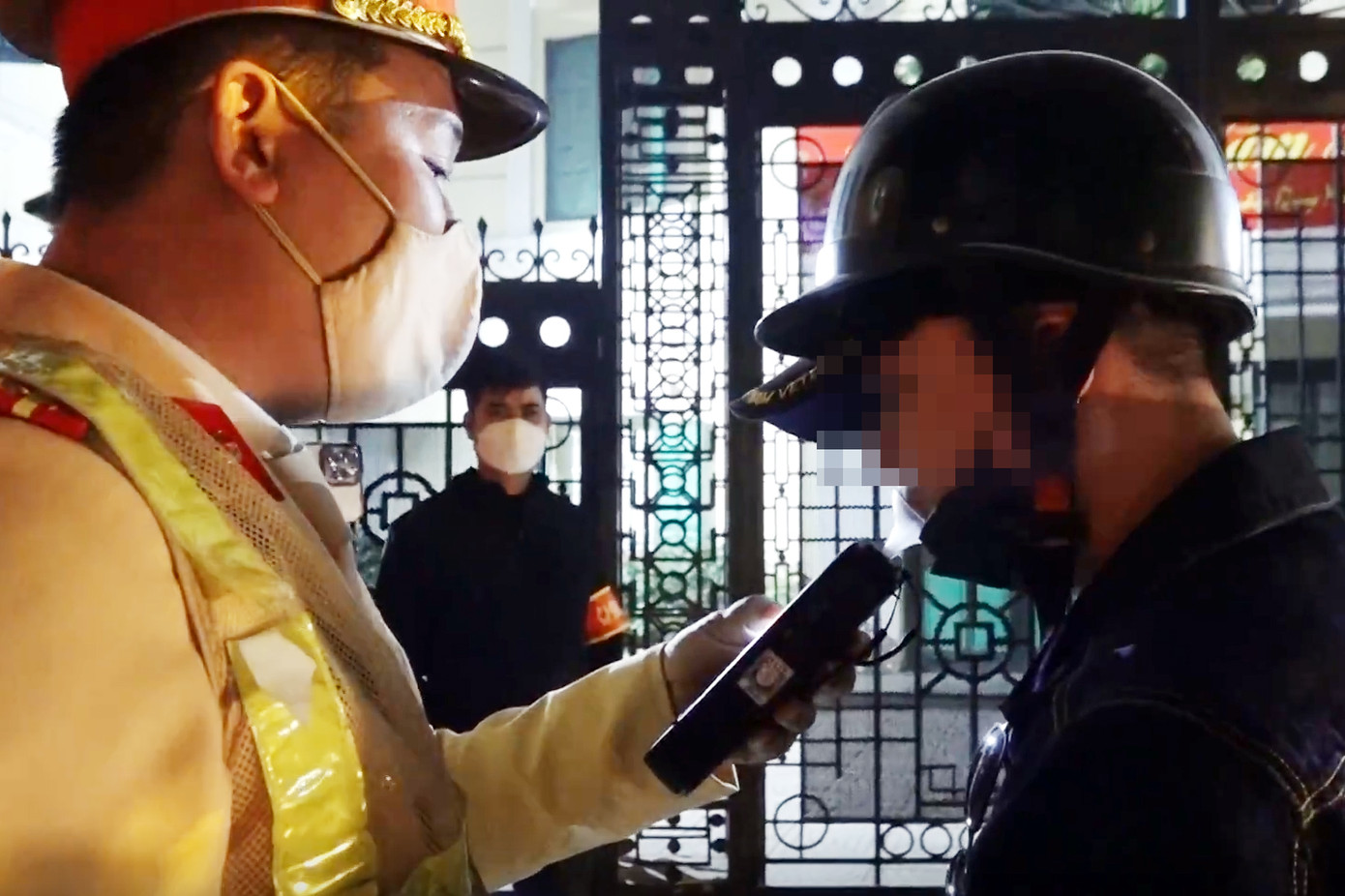 Nam tài xế "câu giờ" 20-30 phút không chịu đo nồng độ cồn. Nam tài xế "câu giờ" 20-30 phút không chịu đo nồng độ cồn.