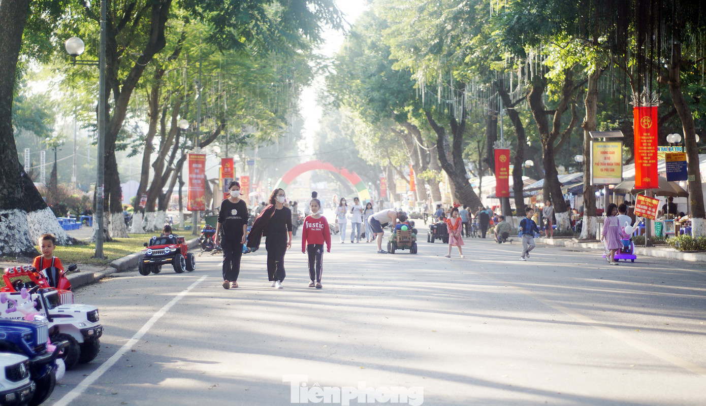 Phố đi bộ Trần Nhân Tông nhộn nhịp ngày cuối tuần ảnh 3