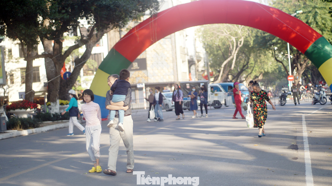 Phố đi bộ Trần Nhân Tông nhộn nhịp ngày cuối tuần ảnh 12